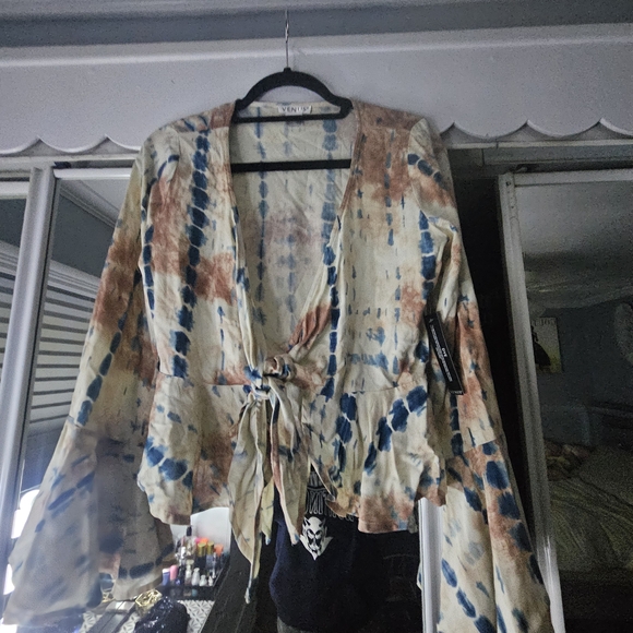 VENUS Tie-Dye Crop Top - Blue and Tan - Picture 4 of 12